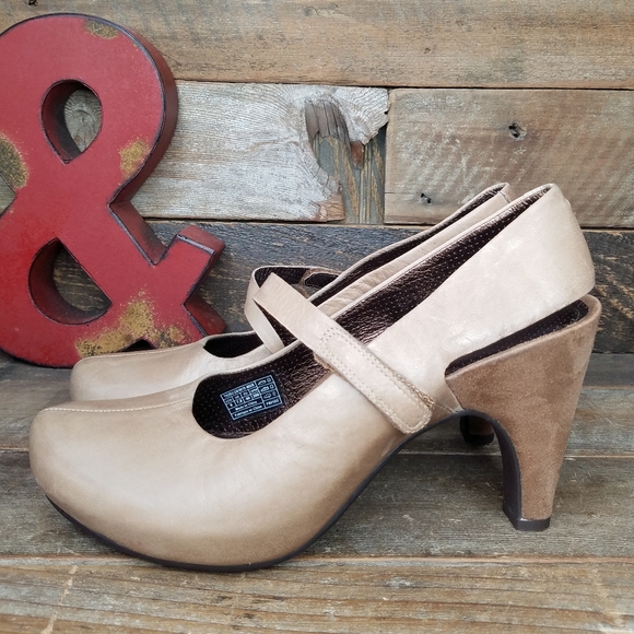 Tsubo Shoes - Tsubo Tan Leather Almond Toe Slip On Heeled Shoes